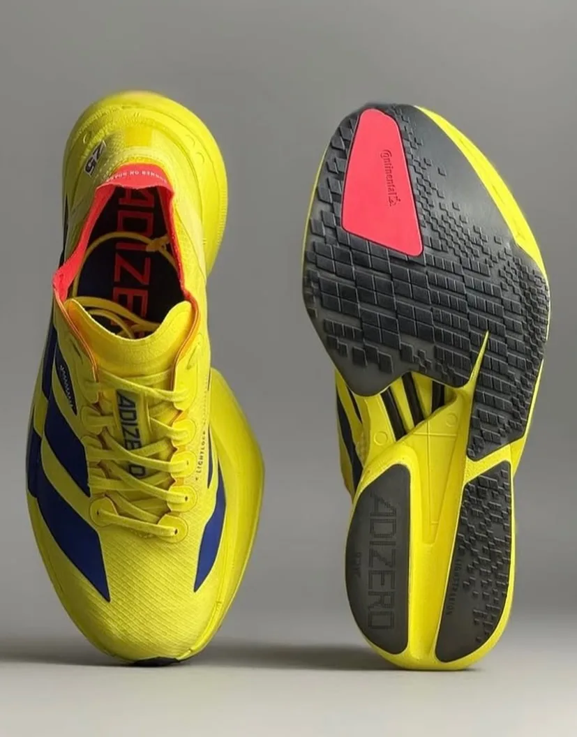 Adizero Adios Pro 4 amarelo e azul, ângulo 1 de 5