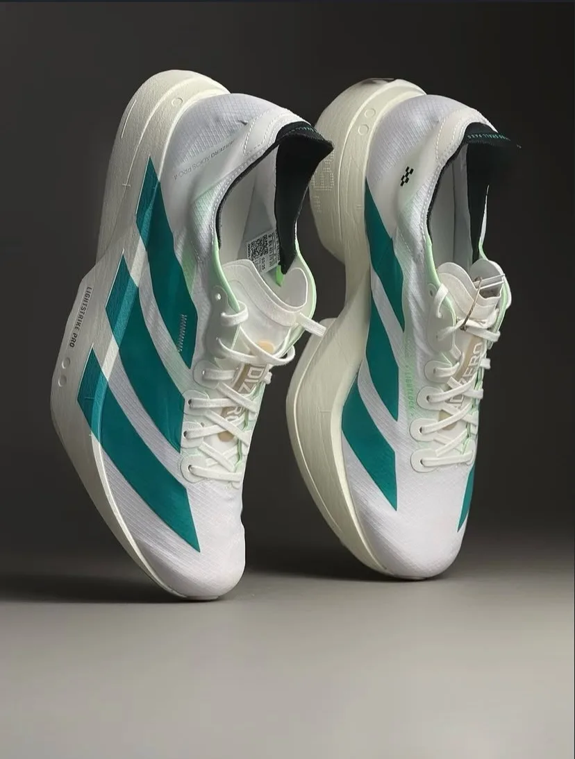 Adizero Adios Pro 4 branco e verde-água, ângulo 1 de 4