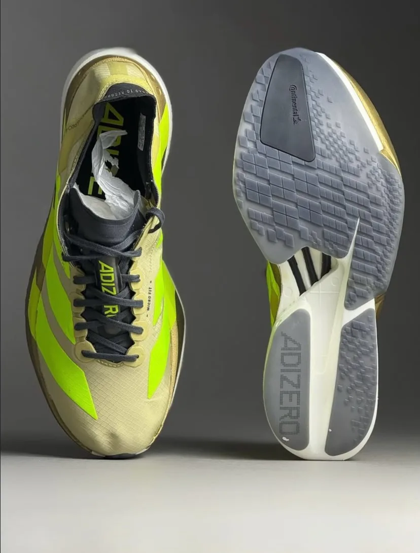 Adizero Adios Pro 4 dourado e verde-limão, ângulo 1 de 4