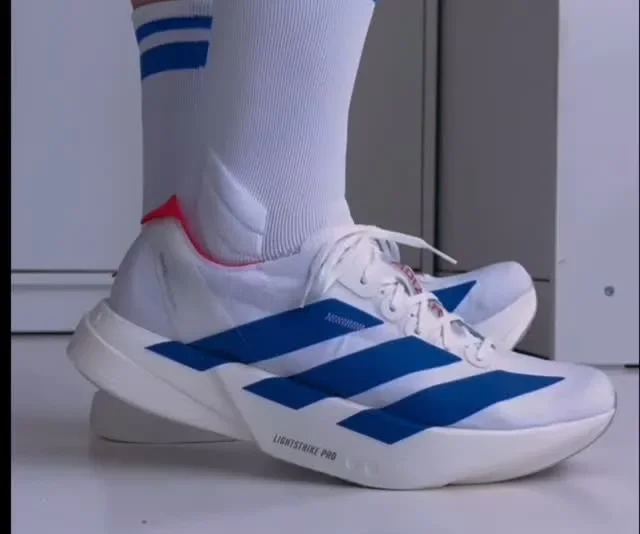 Adizero branco e azul