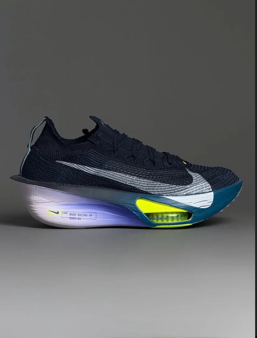 O Nike Alphafly 3 azul-marinho de lado, no fundo cinza